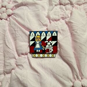 Disney "it's a small world" Alice in Wonderland pin